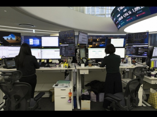 Borsa: l'Asia chiude positiva tra tensioni geopolitiche e Ia