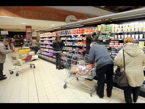 Consumi in calo nel 2025, ma sale il valore