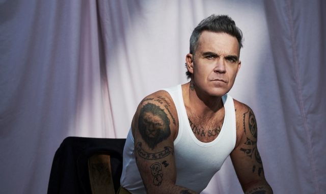 Sopra l’artista e a sinistra la cover (@Jason Hetherington)