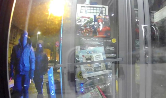 I ladri ripresi dalle telecamere del negozio preso di mira per la terza volta in poche settimane. Nel riquadro Armando De Luca