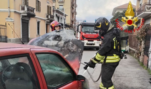 Auto in fiamme a Samarate