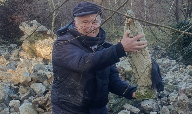 La statua della Vergine riemerge dalle macerie della torre crollata