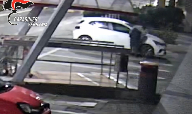Vandalizza nove auto: tradito dalla giacca