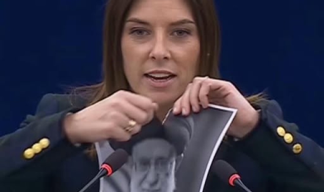 L’eurodeputata di Busto Arsizio, Isabella Tovaglieri, mentre strappa l’immagine dell’Ayatollah Khamenei