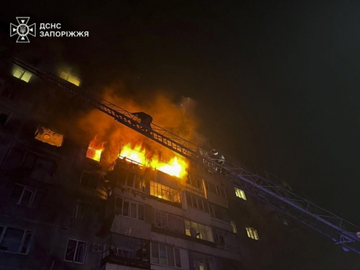 Drone su abitazione a Zaporizhzhia, tre feriti e un incendio