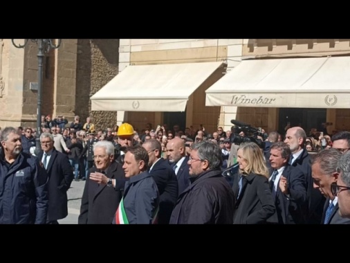 Mattarella accolto da un lungo applauso al suo arrivo a Niscemi