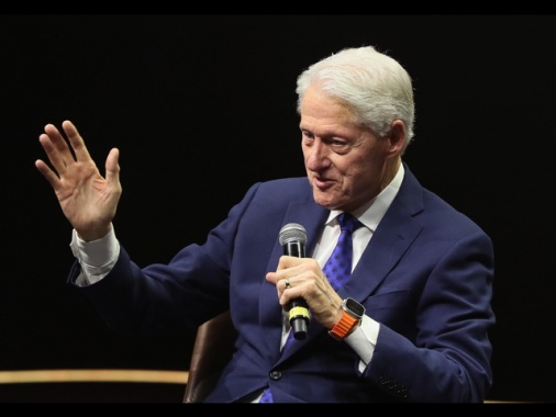 'Clinton, non conosco né avuto sesso con la donna nella vasca idromassaggio'