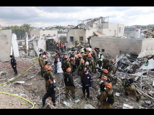 Condominio colpito nel centro d'Israele, sei morti e decine di feriti