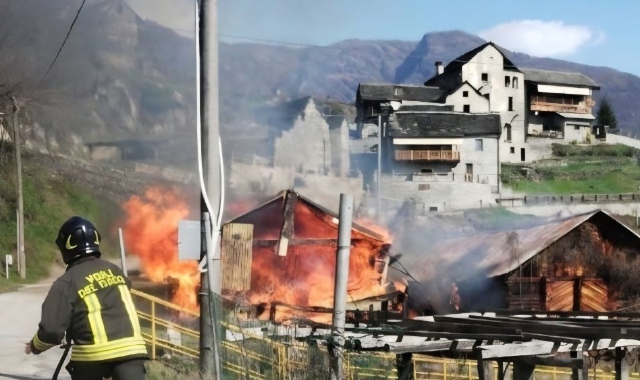 L’intervento dei vigili del fuoco ha estinto il rogo a Crevoladossola