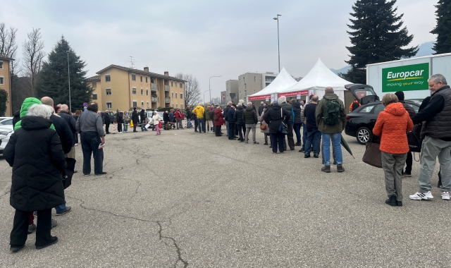 Varese, kit della differenziata: tutti in coda