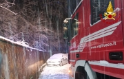 Scontro tra auto sotto la nevicata: sei giovani feriti