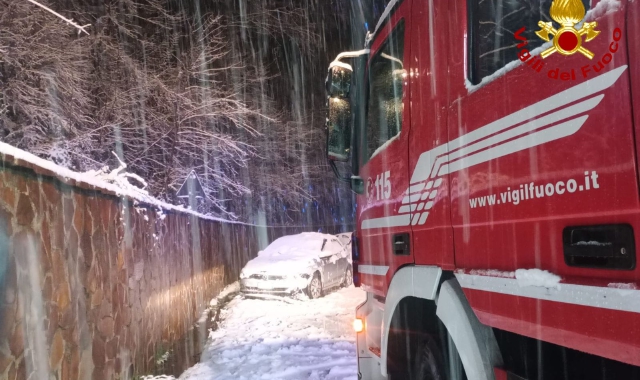 Scontro tra auto sotto la nevicata: sei giovani feriti