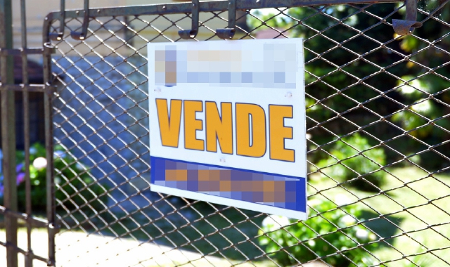 Entra in casa in vendita: scoperto dal proprietario