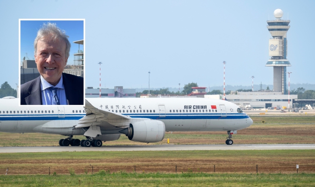 Un aereo di Air China a Malpensa. Nel riquadro, Aldo Schmid, aviation manager di Sea