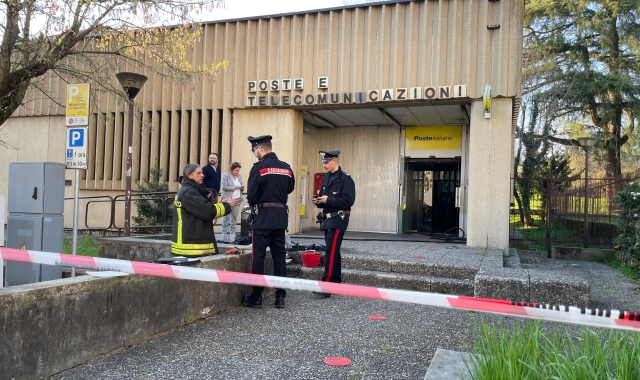Sul posto sono intervenuti carabinieri  e vigili del fuoco (foto Domenico Ghiotto)
