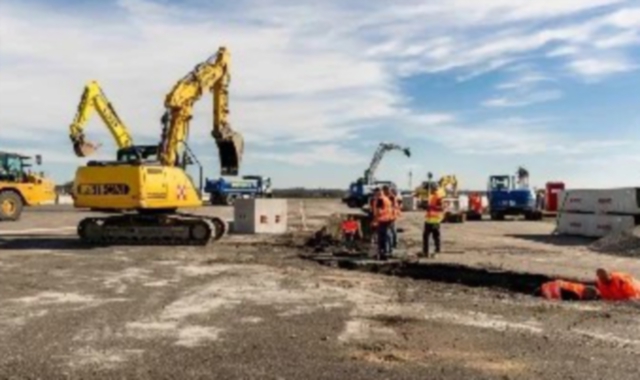 Due immagini dei lavori in corso sulla pista di Malpensa. È previsto che il cantiere resti aperto 55 giorni per una spesa di circa trenta milioni