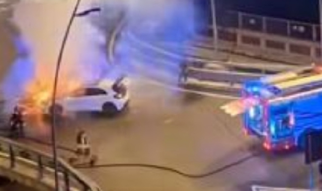 Dopo lo schianto nella rotonda,  imboccata contromano, la Mercedes ha preso fuoco (foto dal profilo Instagram Una rotonda sul lago)