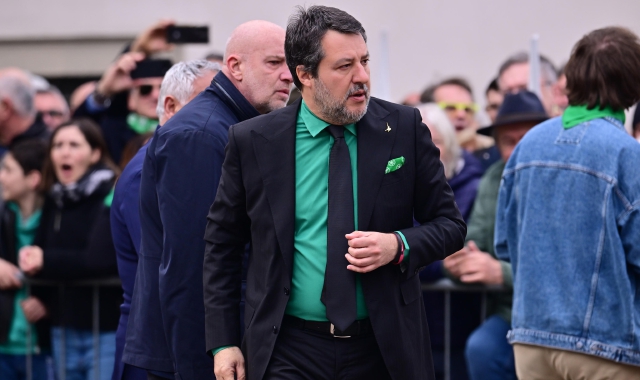 «Molla la camicia verde»: Salvini contestato a Pontida