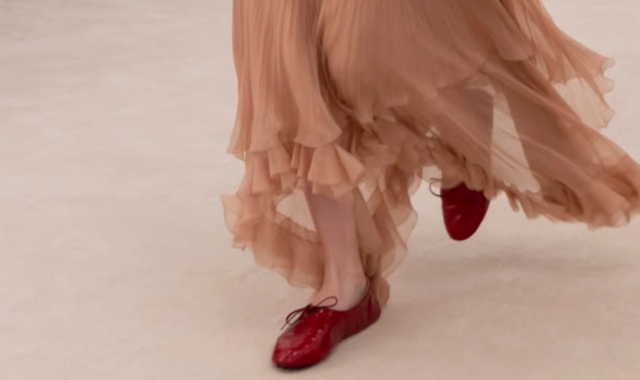 Con i piedi per terra: la moda primaverile sceglie le scarpe