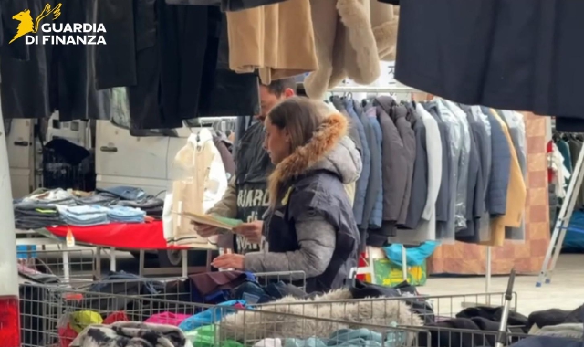 I controlli della Guardia di Finanza contro il lavoro nero e irregolare si sono concentrati anche sul settore  del commercio ambulante di abbigliamento