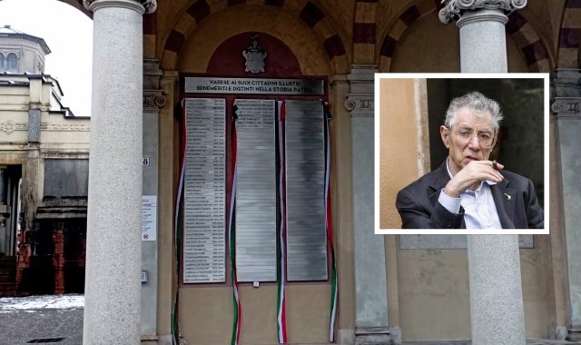 Il famedio di Varese e nel riquadro Umberto Bossi
