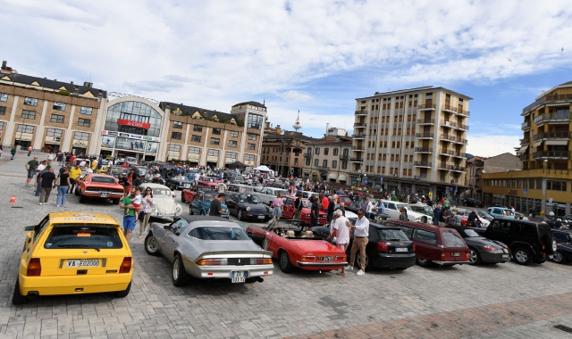 Il raduno in piazza Repubblica