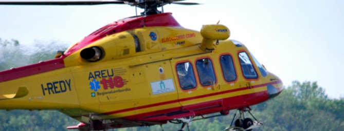 In moto “vola” fuori dalla strada: grave motociclista