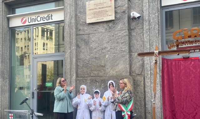 Ecco la targa dedicata a Dario Fo e Franca Rame