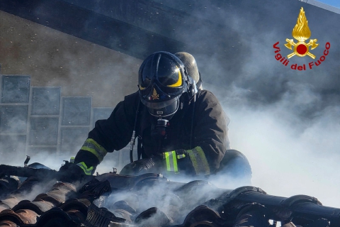 Solbiate, tetto in fiamme: soccorse tre persone