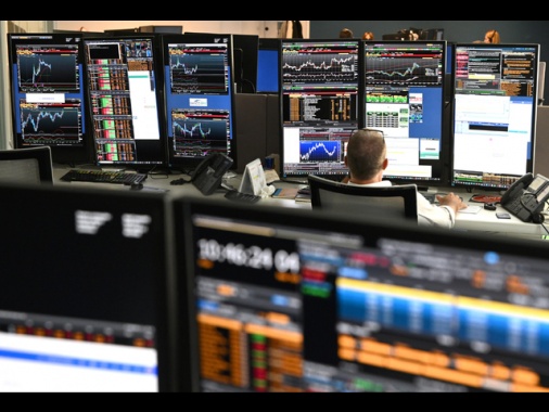 Borsa: l'Europa volatile con lente sull' Iran, risale il petrolio