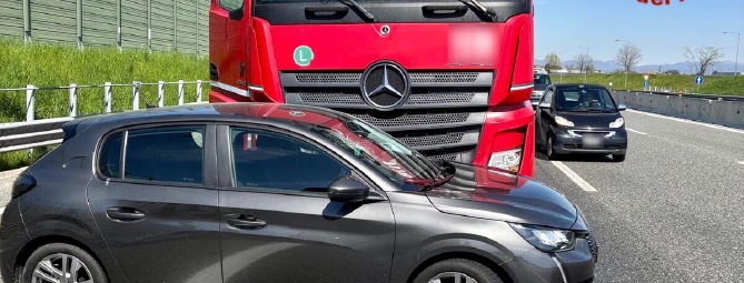Scontro con camion: auto trascinata 70 metri