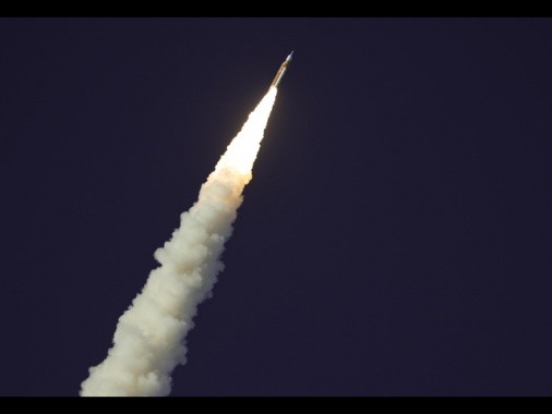 Artemis II lascia l'orbita terrestre, diretta verso la Luna