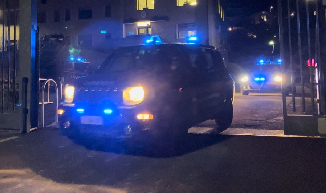 Sangiano, sperona l'auto dei carabinieri e li aggredisce