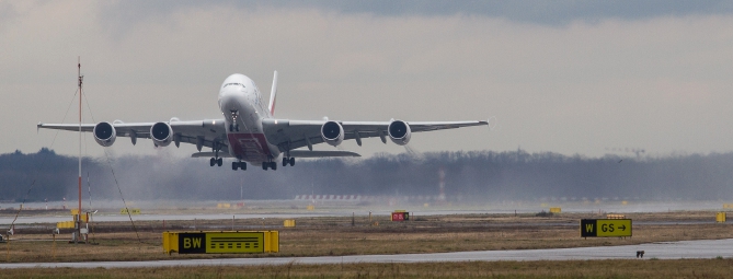Malpensa, problemi al carrello di un aereo: soccorritori in pista