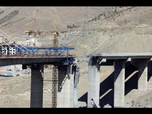 Iran, 'il 60% del ponte B1 a Karaj danneggiato nell'attacco'