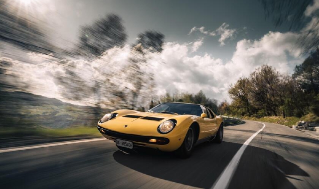 A destra e in alto la Miura Roadster concepita e realizzata dalla Carrozzeria Bertone rifinito in vernice lamé azzurro cielo con interni in pelle bianca e moquette rossa