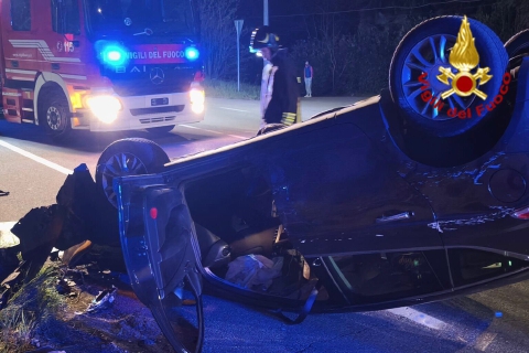 Si ribaltano sulla lacuale. Ferite gravi