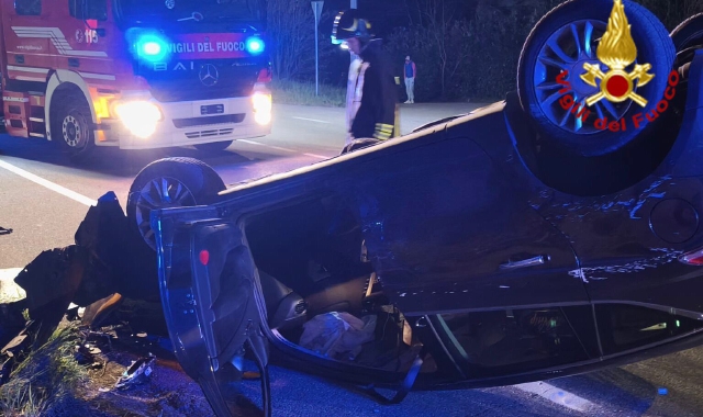 Si ribaltano sulla lacuale. Ferite gravi