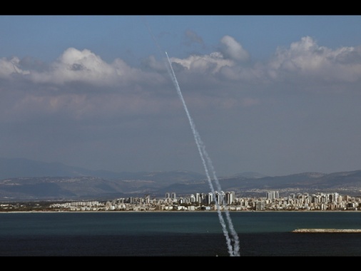 Missile iraniano su un palazzo a Haifa, 4 feriti e rischio di crollo