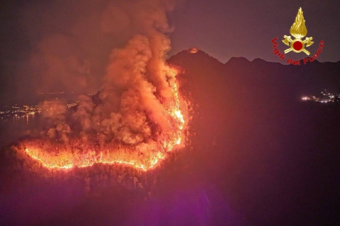 Laveno, fiamme spente. Ma l’allerta resta massima