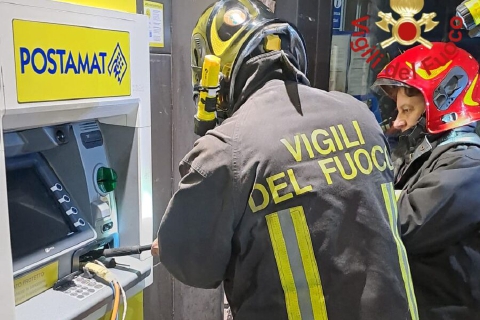 Assalto al bancomat, banditi in fuga a mani vuote