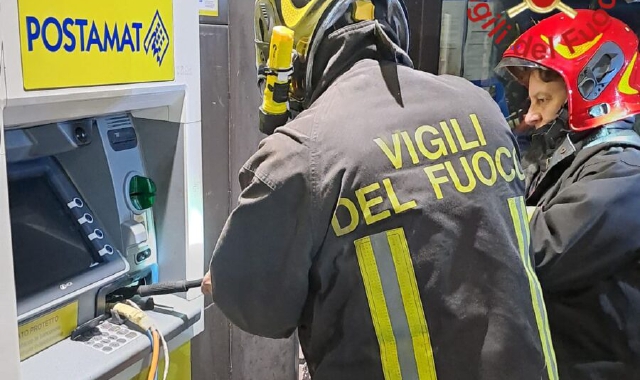 Assalto al bancomat, banditi in fuga a mani vuote