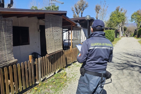 Chalet irregolari sul lago, sigilli in un campeggio