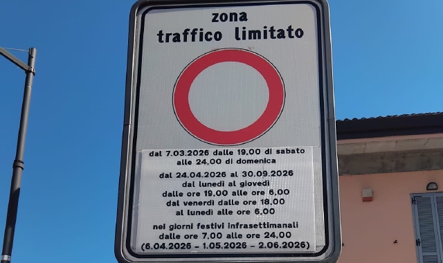 Il cartello che indica la Zona a traffico limitato ad Arona