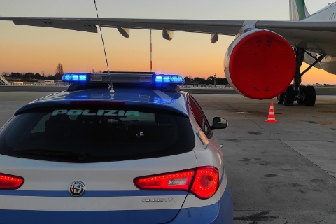 Disegnano scarabocchi sull’auto della Polizia: denunciati