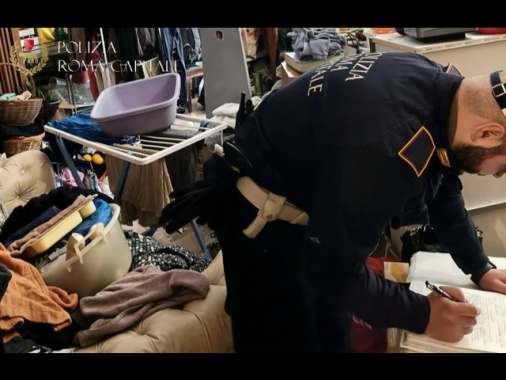 Neonato tra droga e rifiuti, arrestato il compagno della madre