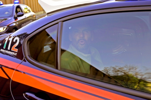 Il trambusto, Elia a terra, i carabinieri attorno all’auto