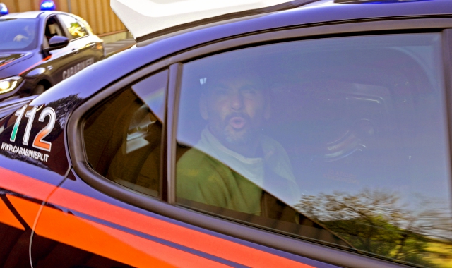 Elia Del Grande portato in carcere a Varese dai carabinieri (foto Puricelli)