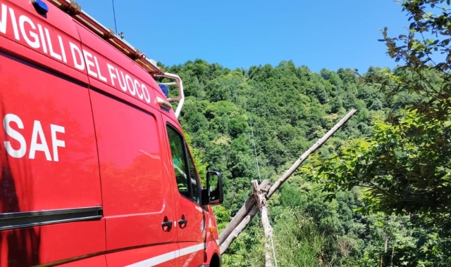 I vigili del fuoco sul luogo dove una donna è morta in un incidente in Piemonte, nel Verbano Cusio Ossola, nella Valle Anzasca, 4 luglio 2024. Secondo quanto al momento ricostruito, è stata agganciata e trascinata via da una teleferica privata per il tras