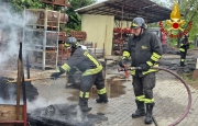 Tettoia in fiamme, vigili del fuoco a Samarate